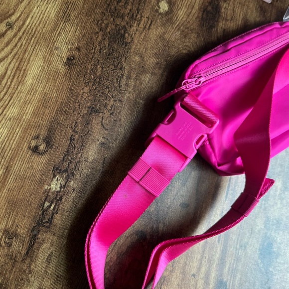 "RARE COLOR" BRAND NEW LULULEMON EVERYWHERE BELT BAG 1L - Picture 11 of 13